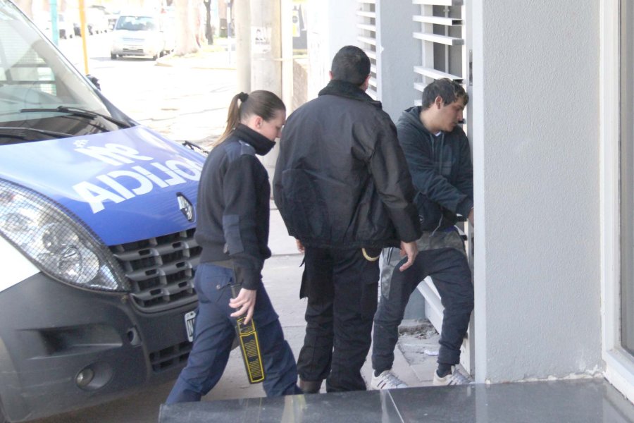 FOTO J. BARRERA ANTE EL JUEZ. El m&oacute;vil policial ingresa al imputado a Tribunales en la ma&ntilde;ana de ayer.