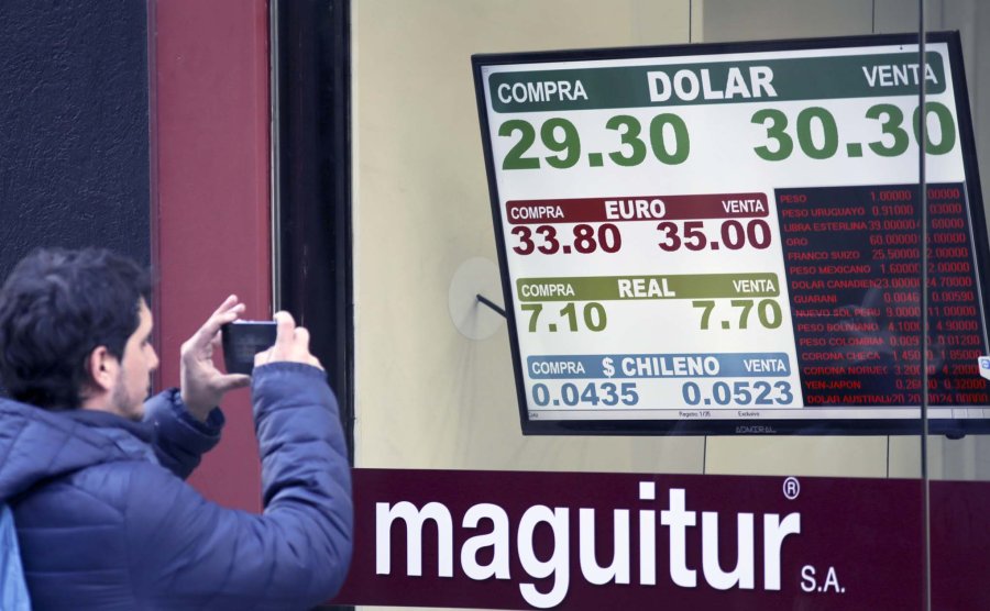 FOTO NA DOLAR. Ayer fren&oacute; la suba, pero se mantiene por encima de los $ 30.
