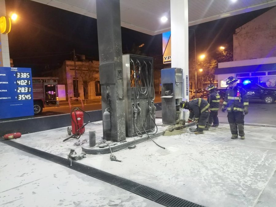 FOTO REDES SOCIALES BOMBEROS TRABAJANDO. Son inimaginables las consecuencias si el fuego alcanzaba los tanques de combustible.