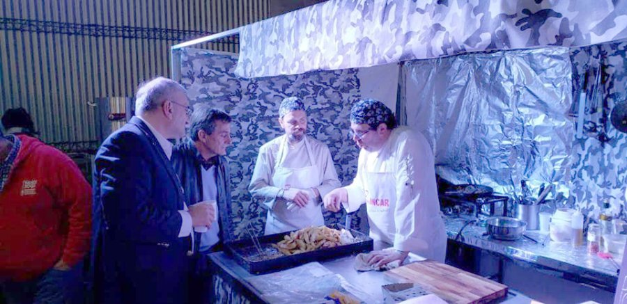 FOTO PRENSA AC// FIESTA./ Alcides Calvo y Roberto Rioja recorriendo stands.