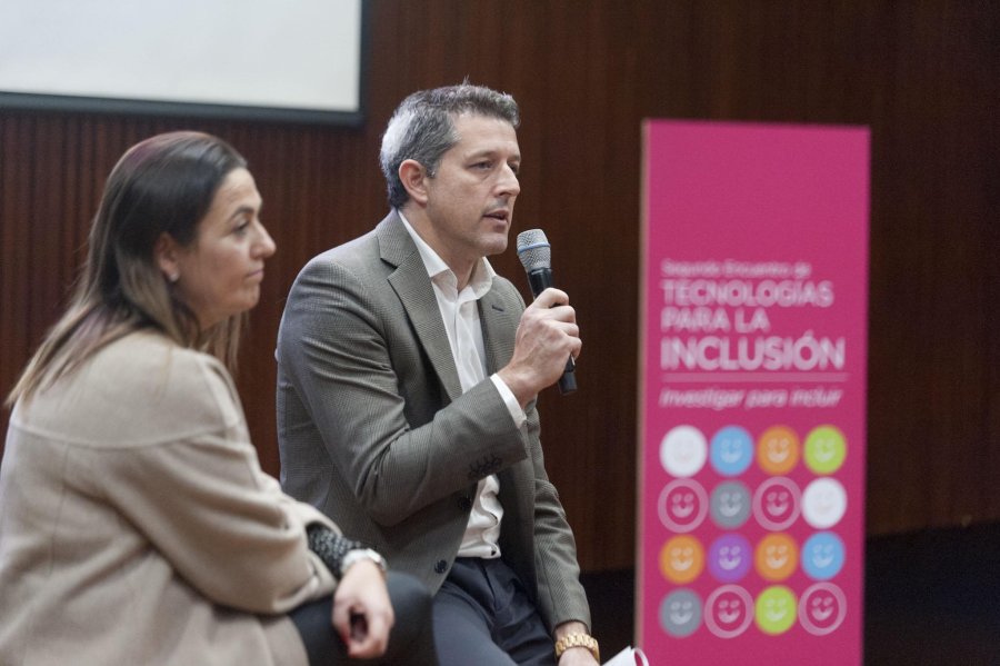 FUNCIONARIOS.- Sebasti&aacute;n Guerriere, y M&oacute;nica Pires, durante la apertura del encuentro.   EXPOSICION.- Uno de los proyectos exhibidos fue el kit de ense&ntilde;anza de matem&aacute;ticas para ciegos y disminuidos visuales financiado por PROCODAS, que est&aacute; disponibl