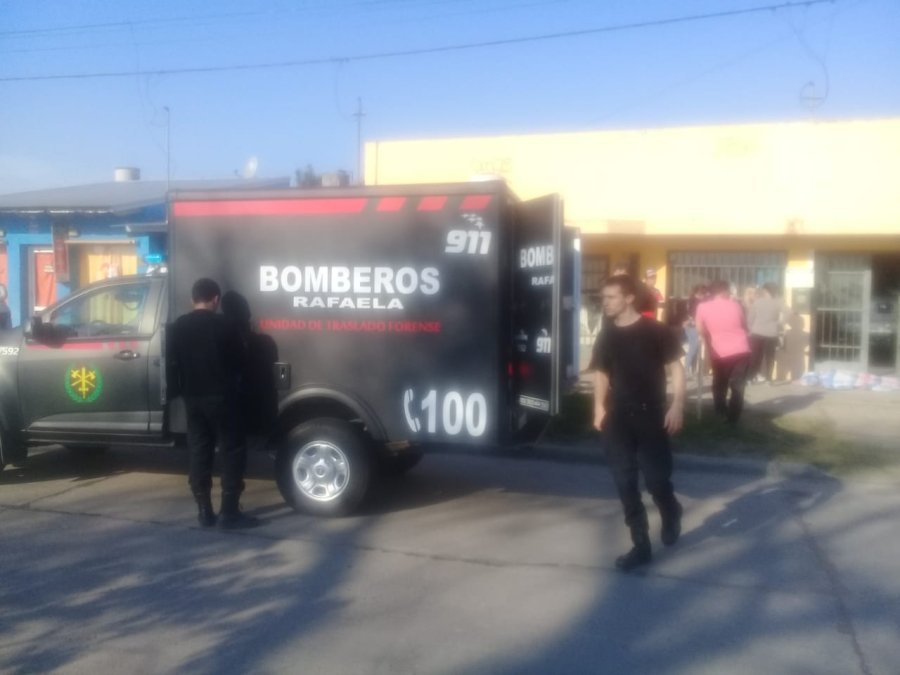 FOTO D. OLIVA MORGUERA. Los Bomberos Zapadores acudieron al lugar a retirar el cuerpo.