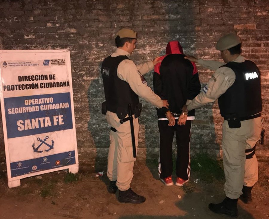 FOTO MIN.SEG.NACION DETENIDO. La Prefectura combate el narcotr&aacute;fico como fuerza federal en Santa Fe.