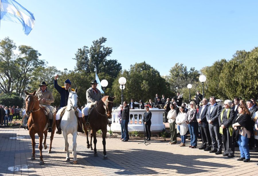 FOTO CP// EN LA PLAZA./ Autoridades observando a la agrupaci&oacute;n gaucha.