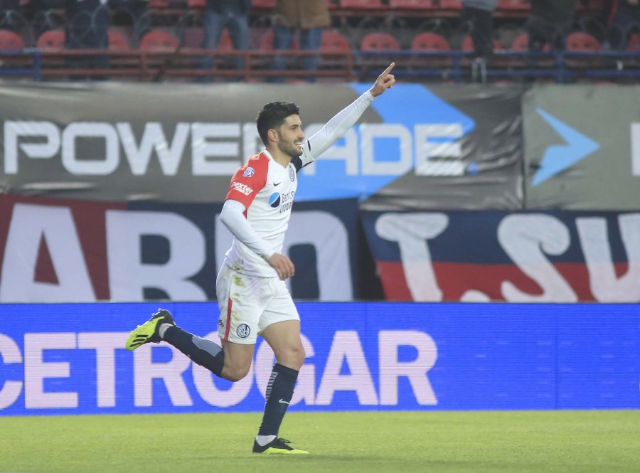 FOTO NA ACADEMIA./ El festejo del primer tanto convertido por Lisandro López.  NO LO PUDO SOSTENER./ Blandi festeja uno de los goles de San Lorenzo.