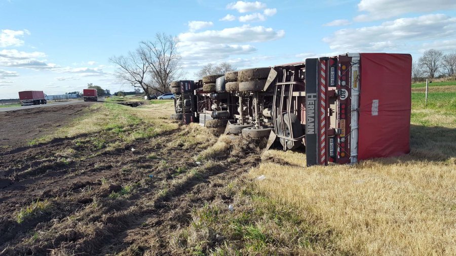 VUELCO. As&iacute; qued&oacute; la unidad, sobre la Ruta 34.