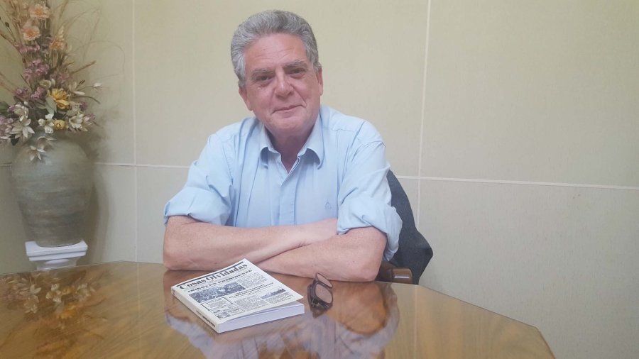 FOTO LA OPINION EL ESCRITOR Y SU OBRA. Robert, con su nuevo libro "Cosas Olvidadas" en LA OPINION.