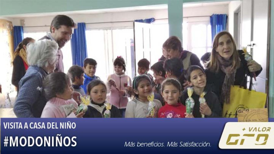 FOTO PRENSA MUTUAL// EN CASA DEL NI&Ntilde;O./ Representantes de la mutual con los concurrentes a la instituci&oacute;n.
