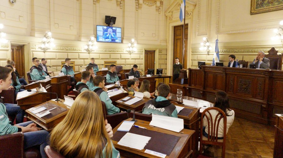 FOTO PRENSA AC// SESION./ El encuentro deliberativo fue presidido por Calvo.