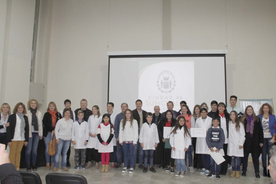 FOTO F. MELCHIORI// DISTINGUIDOS./ Los alumnos con los ediles y el Intendente.