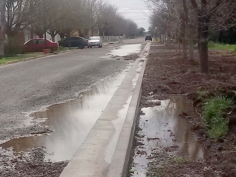 CORDON CUNETA./ Tras la peque&ntilde;a lluvia del fin de semana el agua qued&oacute; en el sector.