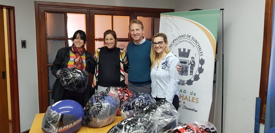 FOTO COMUNICACION// ENTREGA./ Las autoridades del Municipio junto a una de las j&oacute;venes que recibi&oacute; el casco.