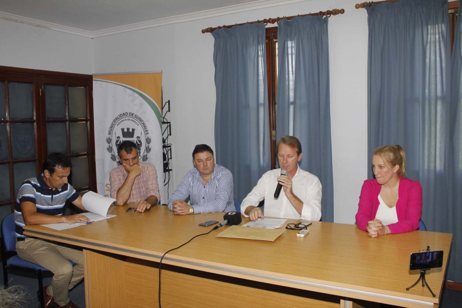 FOTO F. MELCHIORI// APERTURA DE OFERTAS./ Leopoldo Bauducco, Marcelo Canavesse, Gonzalo Toselli y Fabrina Girard.