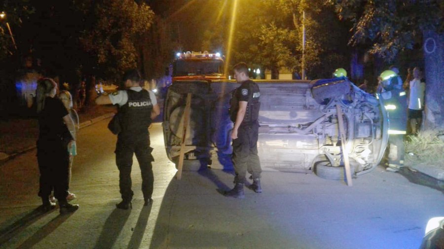 FOTO UR V VOLCADO. El conductor perdi&oacute; el control del rodado colisionando contra un &aacute;rbol.