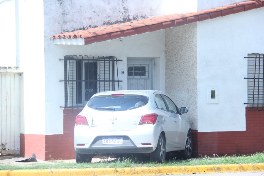 FOTO JORGE BARRERA EN LA PUERTA DE LA CASA. El Chevrolet Onix debajo del tinglado de la casa, en una esquina muy peligrosa de la ciudad.