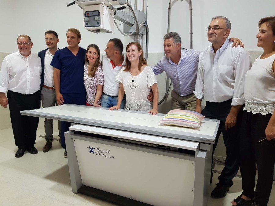 FOTO PRENSA COMUNA./ PLACA./ Fue donada por la generaci&oacute;n del centenario y ubicada en la plaza Sarmiento. RADIOLOGIA./ Fue inaugurada la sala de rayos en el CAPS.