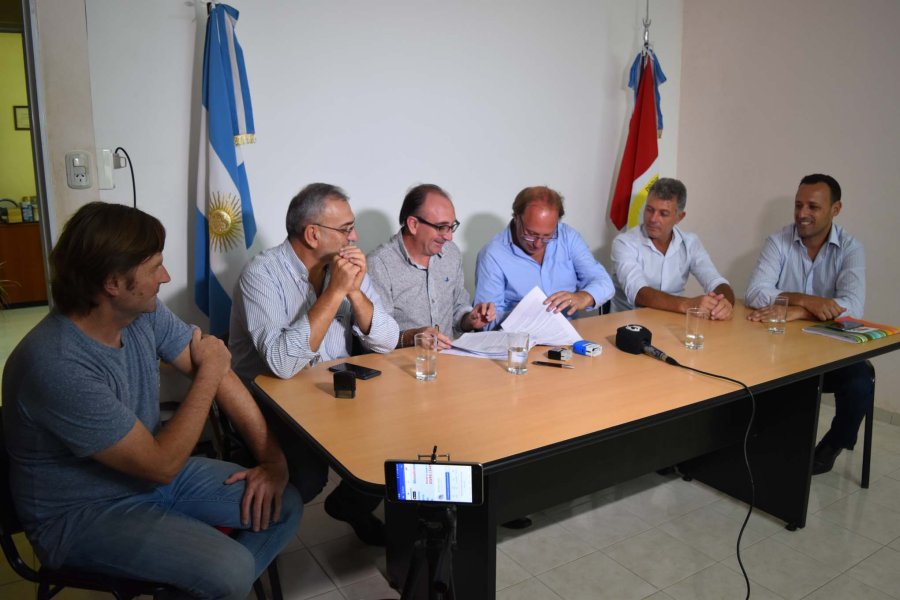 FOTO PRENSA COMUNA// CONVENIO./Momento en que fue cerrado el acuerdo.