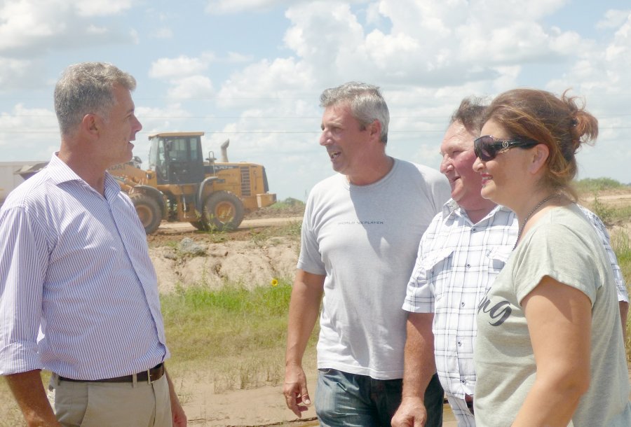 FOTO PRENSA OM// LA OBRA./El legislador provincial junto a integrantes de la comisi&oacute;n comunal.