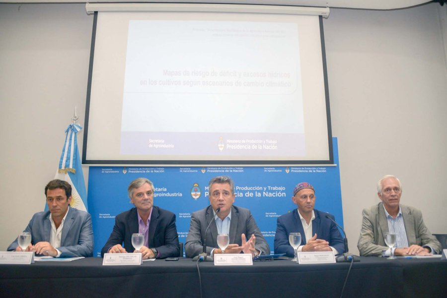 FOTO AGROINDUSTRIA PLANIFICACI&Oacute;N./ Los funcionarios durante la presentaci&oacute;n del mapa.