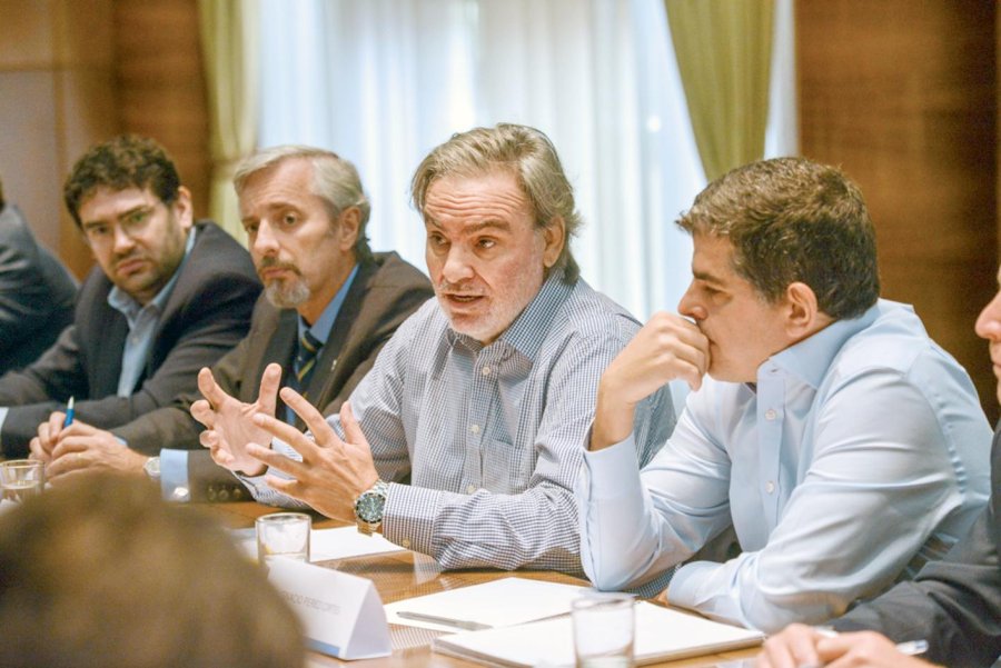 FOTO NA REUNION DIFICIL. Lopetegui con empresarios del sector petrolero.