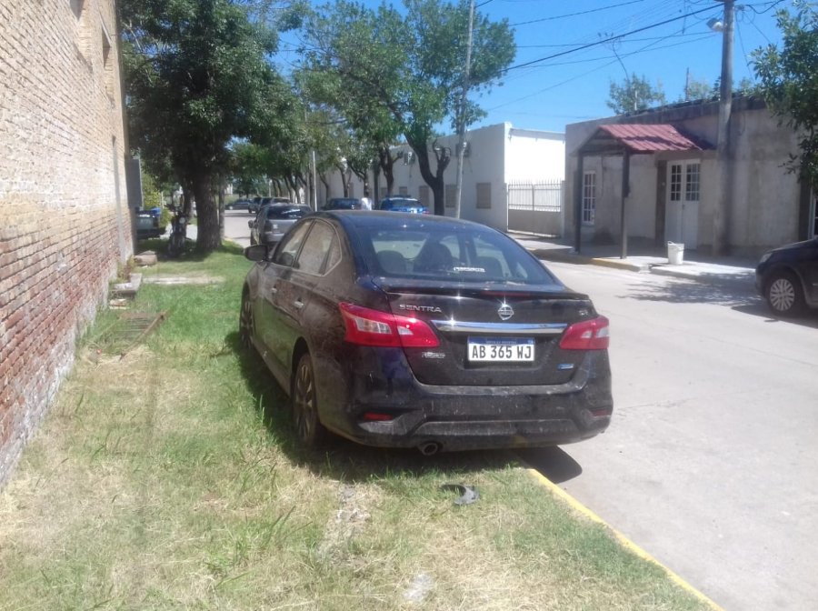 FOTO UR V NISSAN SENTRA. El auto qued&oacute; abandonado y su conductor huy&oacute;.