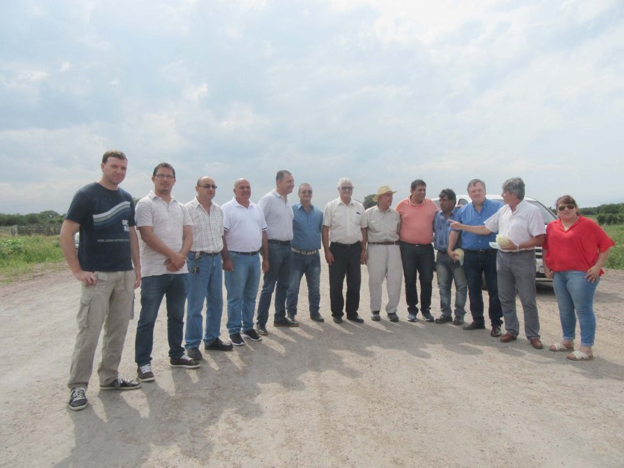 EN LA RUTA.// Las autoridades recorriendo la ansiada obra que est&aacute; a punto de cristalizarse.