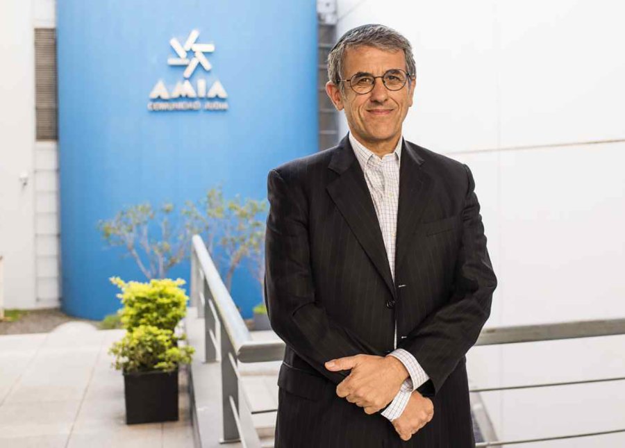 FOTO NA AUTORIDAD. Agust&iacute;n Zbar, titular de la AMIA, firm&oacute; la carta dirigida a la DAIA.