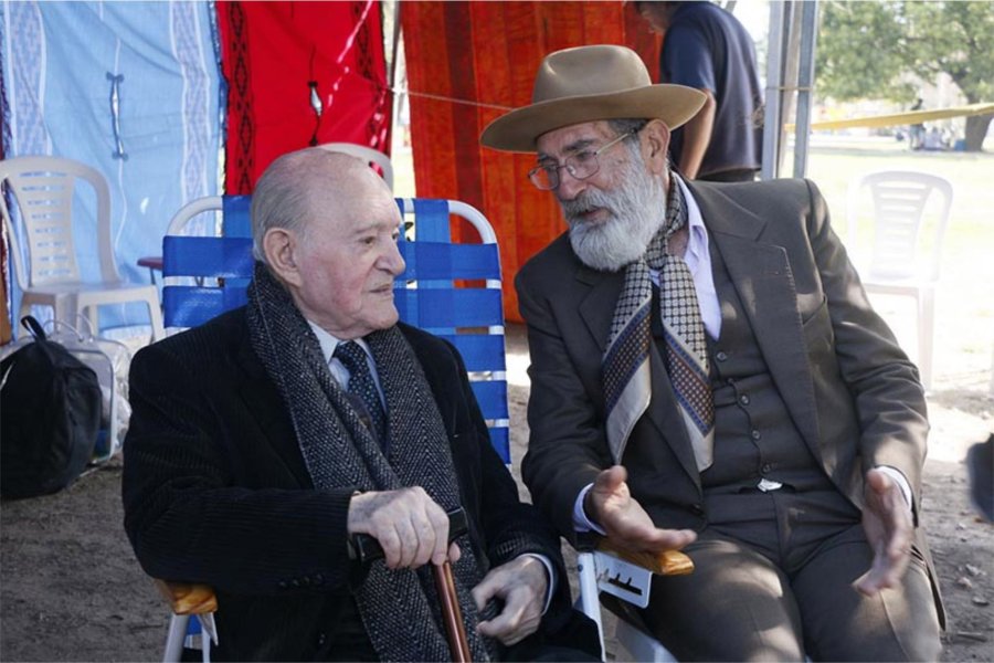 FOTO ARCHIVO  HOMENAJEADO. El cantor chaque&ntilde;o Zitto Segovia fallecido tr&aacute;gicamente en 1989. SANTIAGUE&Ntilde;OS DE LEY. Vitillo Abalos y el tallerista de quichua Julio Rodr&iacute;guez Ledesma.