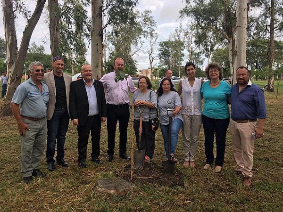 FOTO SECRETARIA DE AMBIENTE Y DESARROLLO SUSTENTABLE ACTIVIDAD. Bergman particip&oacute; del &ldquo;Proyecto vida&rdquo;, que incluy&oacute; la plantaci&oacute;n de &aacute;rboles aut&oacute;ctonos en el parque El Eucaliptal.