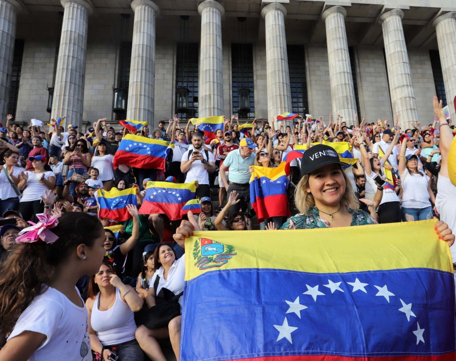 FOTO NA VENEZOLANOS./ Ayer en la Facultad de Derecho en Buenos Aires.