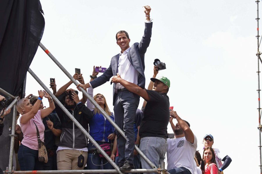 FOTOS AFP-NA A FAVOR./ Maduro en su primera aparición en seis meses en una plaza pública. EN CONTRA./ El presidente interino Guaidó rodeado de sus seguidores.