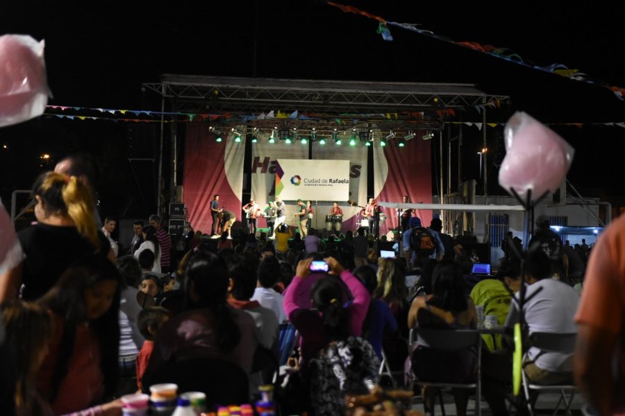 FOTO PRENSA MUNICIPAL A BAILAR. Los vecinos del Jard&iacute;n y de otros barrios participaron de esta fiesta popular.