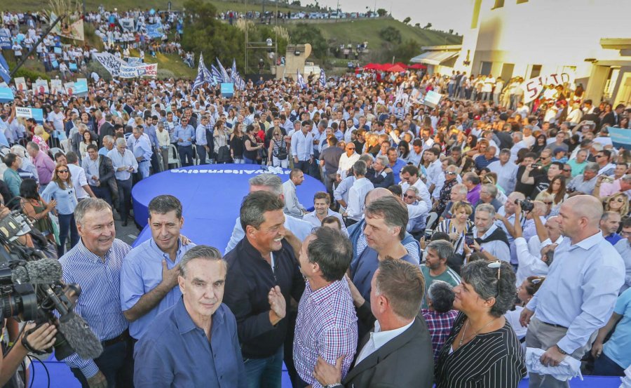 FOTO AFP-NA EN TEMPORADA. Schiaretti sonriente, Pichetto serio y Massa euf&oacute;rico en La Feliz.