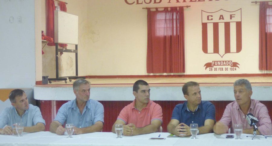 FOTO PRENSA OM// CEREMONIA./ Las autoridades durante un momento del acto.