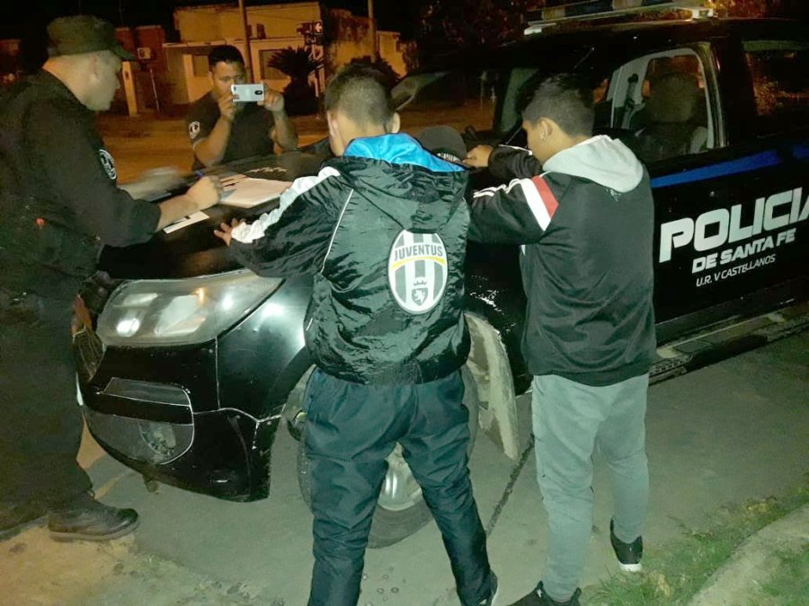 ESPOSADOS. Los dos chicos, envueltos en un robo, fueron detenidos por la polic&iacute;a.