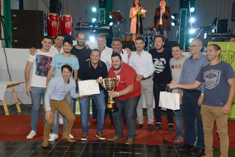 FOTO PRENSA COMUNA// EMBAJADORAS./ Las seleccionadas por el jurado junto a las autoridades. FUTBOL./ Recibió un reconocimiento por ganar la copa. HOCKEY./ Las mujeres de la especialidad también fueron galardonadas.