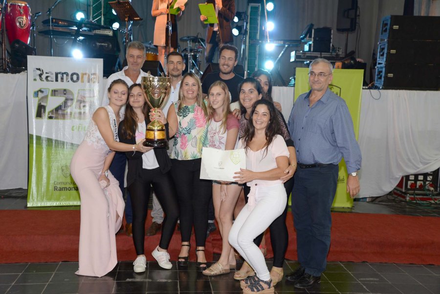 FOTO PRENSA COMUNA// EMBAJADORAS./ Las seleccionadas por el jurado junto a las autoridades. FUTBOL./ Recibi&oacute; un reconocimiento por ganar la copa. HOCKEY./ Las mujeres de la especialidad tambi&eacute;n fueron galardonadas.