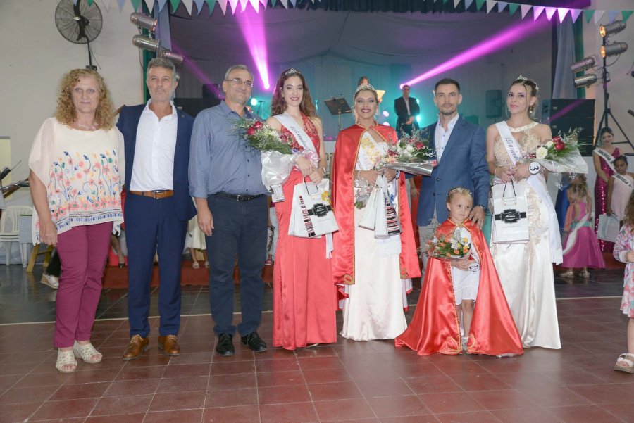 FOTO PRENSA COMUNA// EMBAJADORAS./ Las seleccionadas por el jurado junto a las autoridades. FUTBOL./ Recibi&oacute; un reconocimiento por ganar la copa. HOCKEY./ Las mujeres de la especialidad tambi&eacute;n fueron galardonadas.