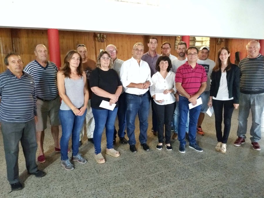 FOTO PRENSA AC// SANTA CLARA DE SAGUIER./El legislador durante su visita al club At&eacute;tico Alianza. FRONTERA./Durante la entrega efectuada al Centro de Salud.