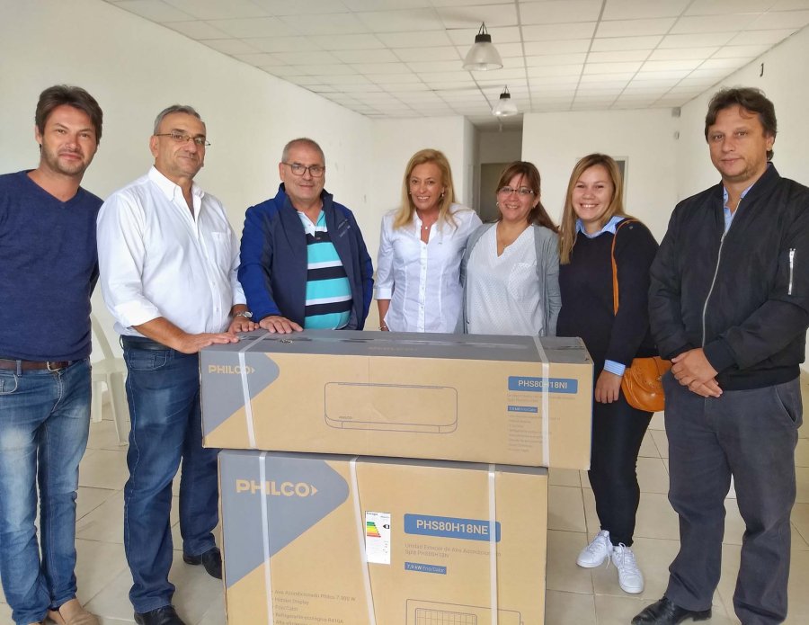 FOTO PRENSA AC// SANTA CLARA DE SAGUIER./El legislador durante su visita al club Atético Alianza. FRONTERA./Durante la entrega efectuada al Centro de Salud.
