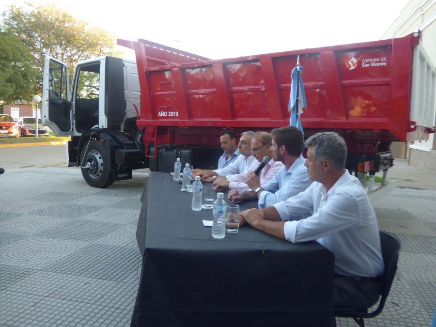FOTO PRENSA OM// CEREMONIA./ Las autoridades presidiendo el acto que nos ocupa.
