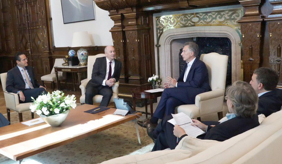 FOTO NA ACTIVIDAD. Macri con directivos de Upstream del grupo petrolero Royal Dutch Shell.