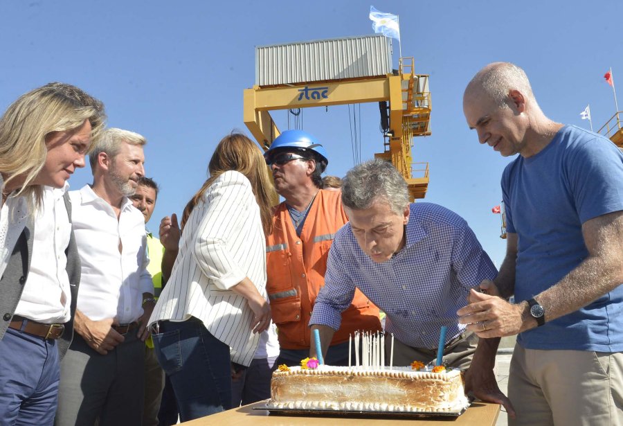 FOTO NA SORPRESA! Macri sopla las velitas de la torta de cumplea&ntilde;os ante la mirada de Larreta y mientras Vidal saluda a un trabajador.