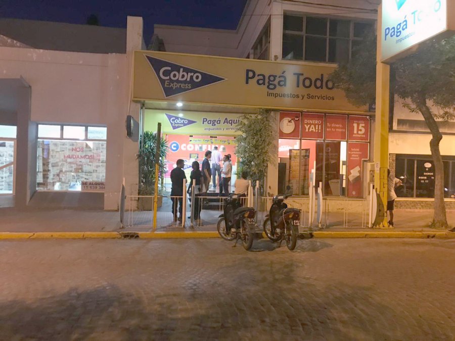 FOTO S. BOSCHETTO SEDE ASALTADA. Polic&iacute;as frente al local de Confina, anoche mientras se realizaban pericias.