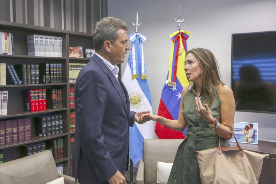 FOTO NA MASSA. Se reuni&oacute; con nueva representante de Juan Guaid&oacute; en la Argentina, Elisa Trotta Gamus, a quien le expres&oacute; su solidaridad por la dif&iacute;cil situaci&oacute;n que atraviesa su pa&iacute;s.