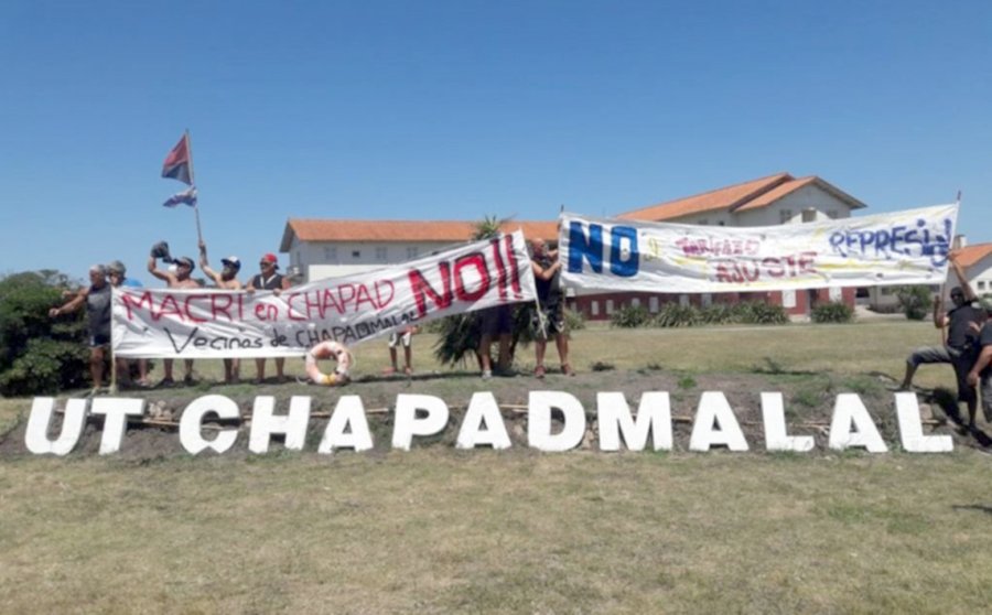 FOTO NA MANIFESTACION. Un grupo de vecinos se moviliz&oacute; ante el complejo donde descansa el Presidente.