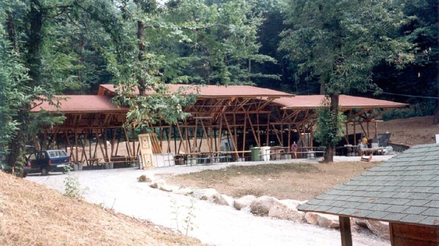 Sal&oacute;n de usos m&uacute;ltiples construido en bamb&uacute;