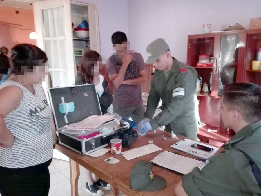 ALLANAMIENTOS. En los inmuebles registrados se hall&oacute; marihuana, coca&iacute;na, plantas de marihuana en estado natural, dinero en efectivo, tel&eacute;fonos celulares, armas y veh&iacute;culos.