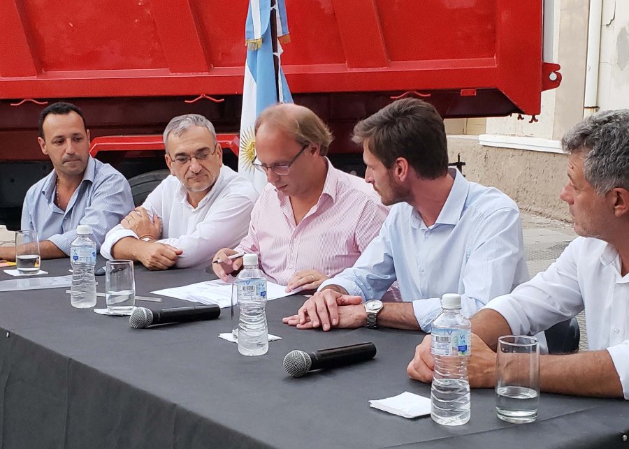 FOTO PRENSA AC// CONVENIO./ Gabriel Rosti, Alcides Calvo, Gonzalo Saglione, Gonzalo Aira y Omar Mart&iacute;nez.