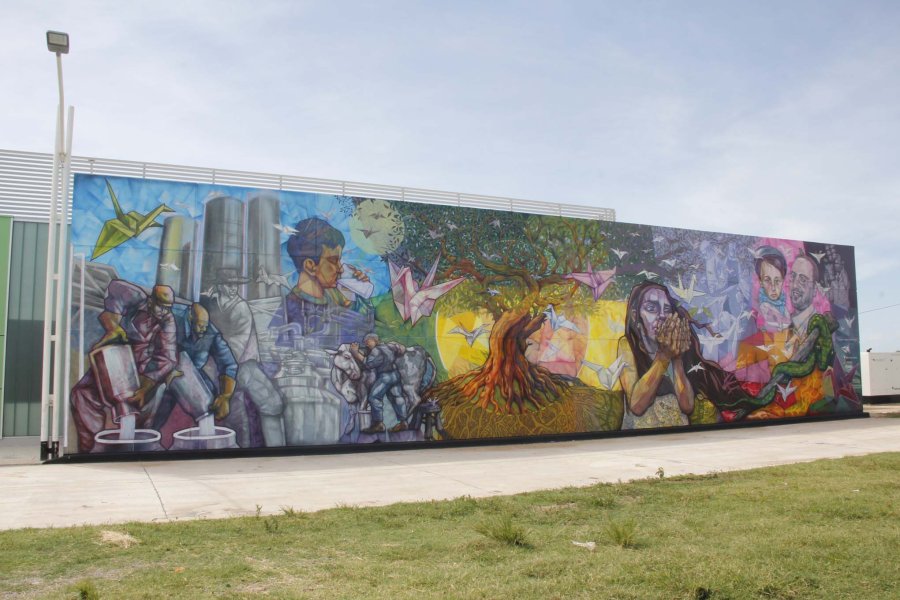 FOTO F.MELCHIORI// MURAL./ Estupenda obra que sintetiza el origen y accionar de la organización gremial y su proyección a la comunidad, creado en la pared del Centro Oncológico. DECLARACIONES./ Héctor 